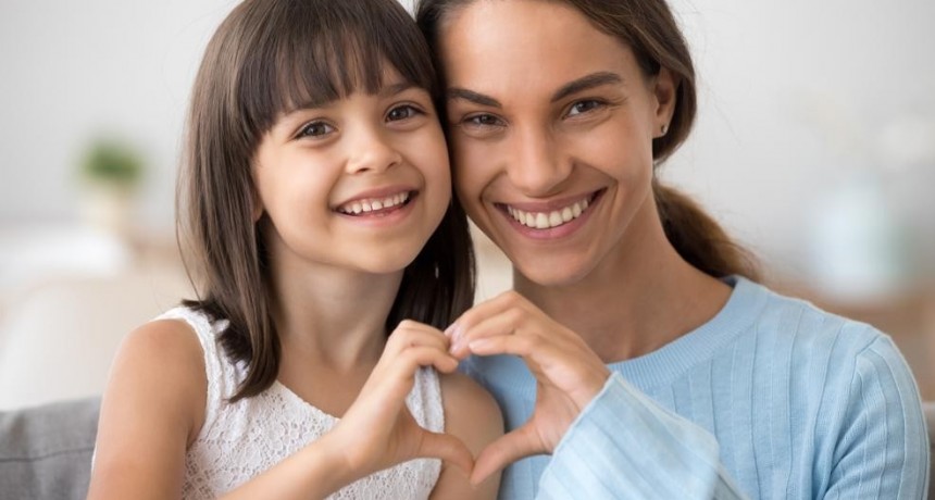 Enseñar a dar gracias contribuye a fomentar su felicidad