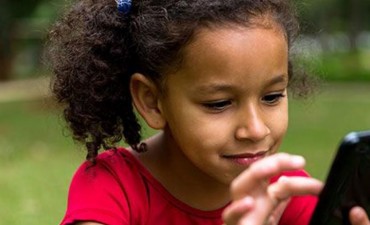 Educadores y pediatras piden a Zuckerberg que elimine la versión de Messenger para niños