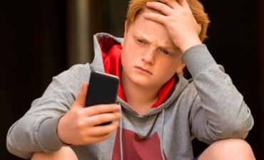 Adolescentes que usan el móvil más de una hora al día son más infelices