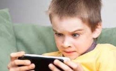 Celulares y tablets causan miopía en adolescentes