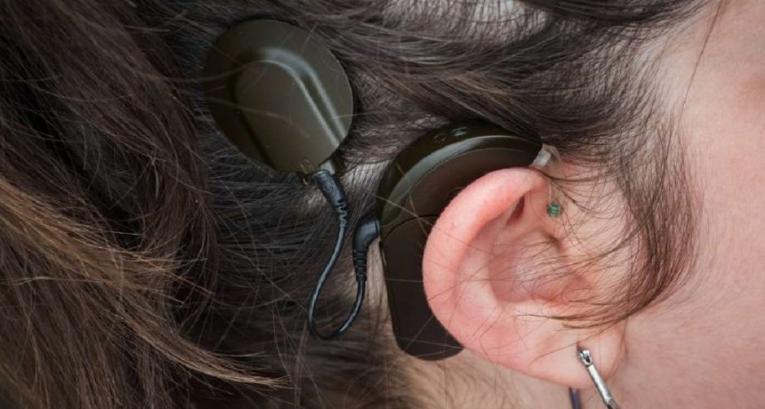 Niña creó un dispositivo para mejorar la vida de los hipoacúsicos