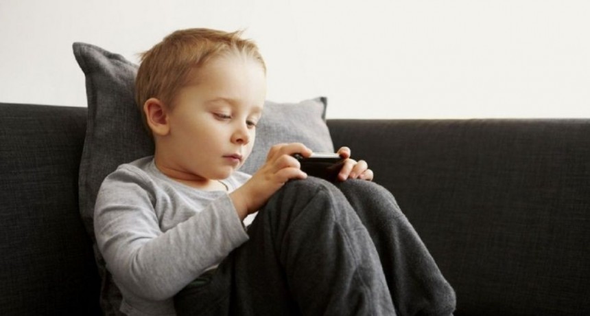 Los niños tienen retraso en el lenguaje por el celular
