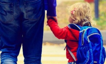 El exceso de peso en mochilas afecta la salud de los niños