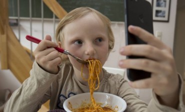 El celular daña la salud emocional en los niños