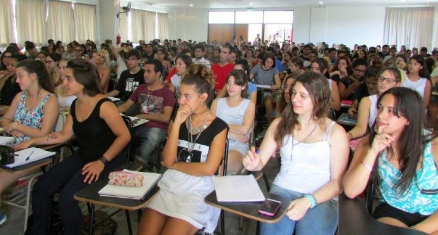 Por qué los jóvenes no se reciben a tiempo en la universidad