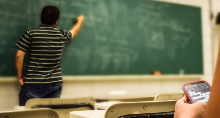 Escuelas limitarán uso de teléfonos a alumnos