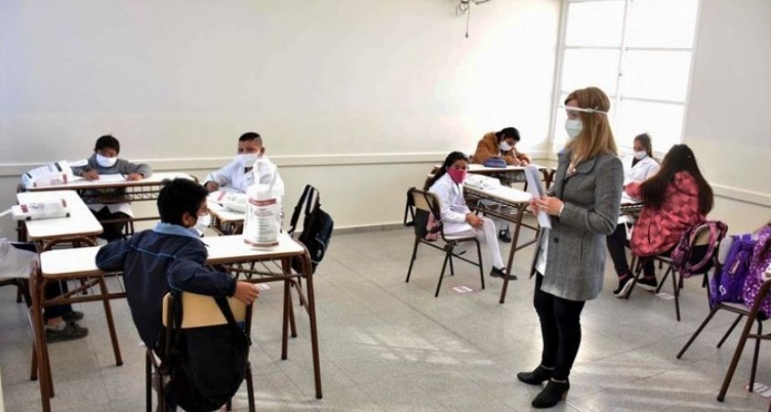 ¿Es peligroso que los niños vuelvan a las aulas?