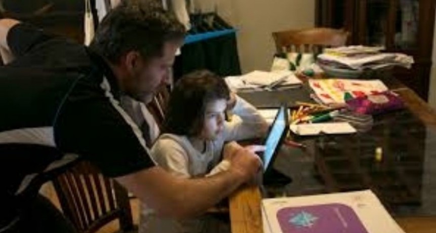 Los niños necesitan ayuda del adulto para hacer sus tareas