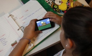 Los adolescentes sólo leen en papel textos escolares