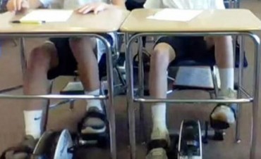 Una escuela puso pedales en los bancos para que los alumnos no se duerman en clase